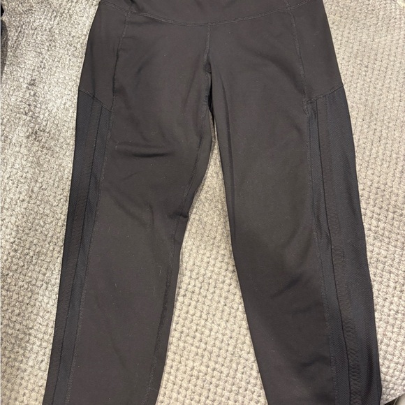 Old Navy Active Black capri Leggings size medium - Picture 1 of 3